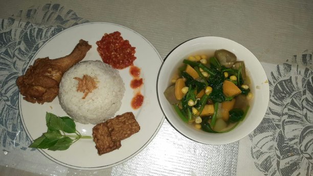 望加锡食物，鸡肉，豆豉，参巴和蔬菜。图片下载