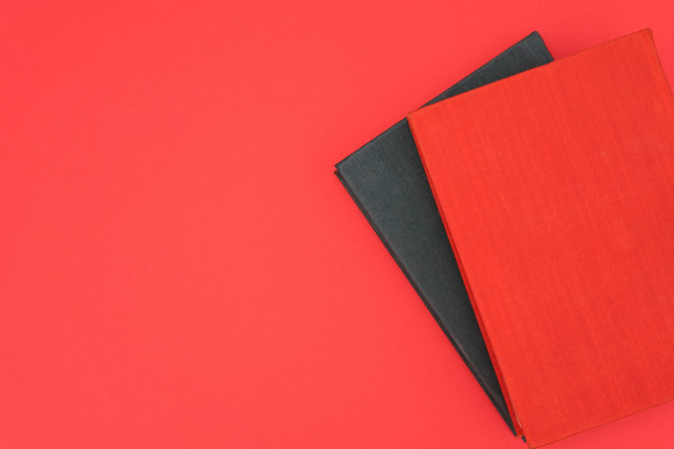 红色背景上的红色和黑色的书。本空间图片下载