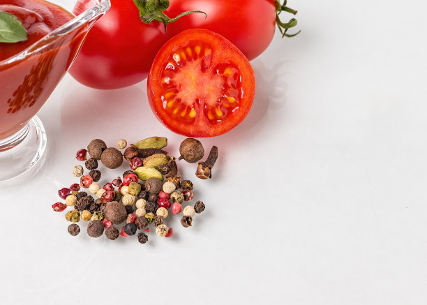 圣女果，香料和玻璃酱碟，白色背景上涂着番茄酱。调味料，番茄酱和番茄图片下载