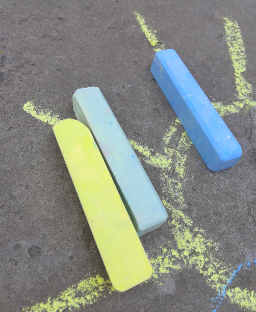 太阳是用白垩画在沥青上的。有趣的夏天游戏。孩子们画画图片下载