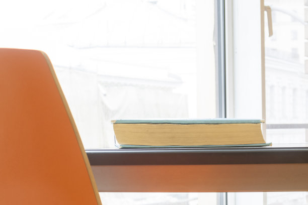 又旧又重的书放在窗前的书桌上。副本的空间。图片下载