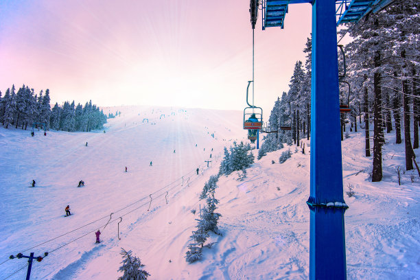 在寂静的夜晚，缆车挂在缆绳上图片下载