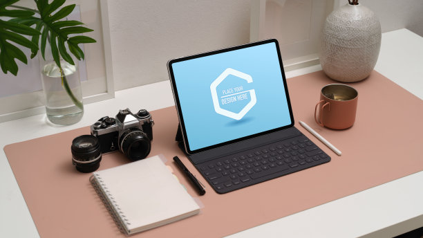 裁剪的照片模拟数字平板电脑与键盘和手写笔在工作台上图片下载