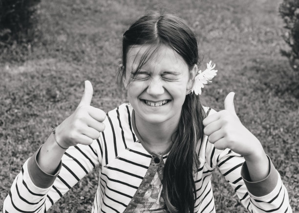 孩子闭上眼睛给全班同学看。图片下载