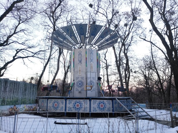 秋天公园里的老式旋转木马图片下载