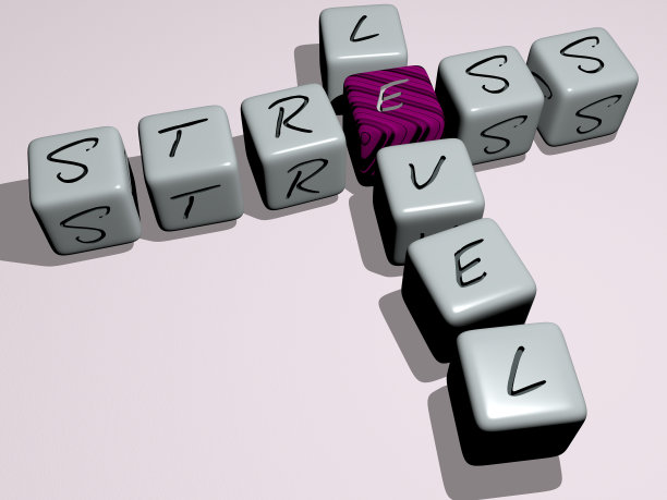 压力水平的纵横字谜由立方体字母排列在镜面地板上，概念意义和呈现。插图和业务。三维演示图片下载