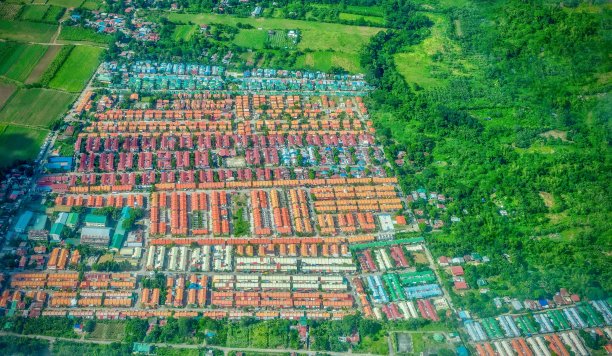 菲律宾一农业区新建高密度住宅建设热潮。图片下载
