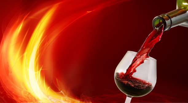 从一个瓶子里倒酒的玻璃杯。图片下载