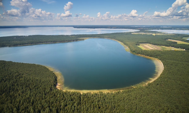绿化景观，蓝天相伴图片下载