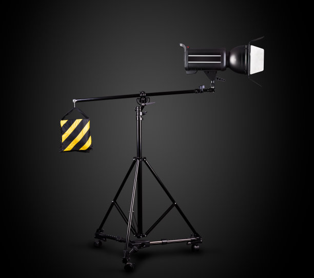 摄影工作室闪光灯在一个孤立的黑色背景的照明架上。图片下载