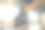 运动的年轻女子在工作室练习瑜伽图片下载