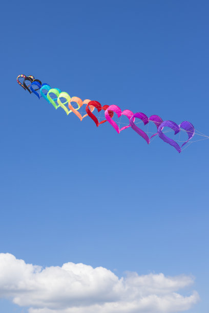 一排心形的风筝在天空中。垂直拍摄。图片下载