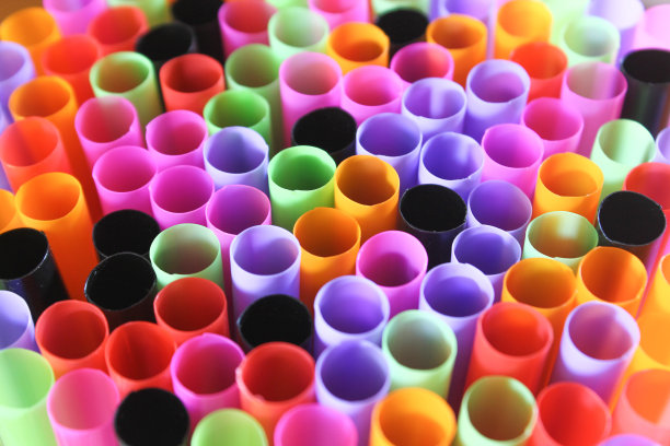 多色饮用稻草背景。近距离使用丰富多彩的吸管背景，禁止使用塑料吸管，节约环境理念。图片下载