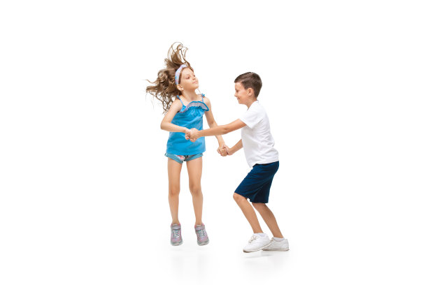 快乐的小白人女孩和男孩在白色的背景上跳跃和奔跑图片下载