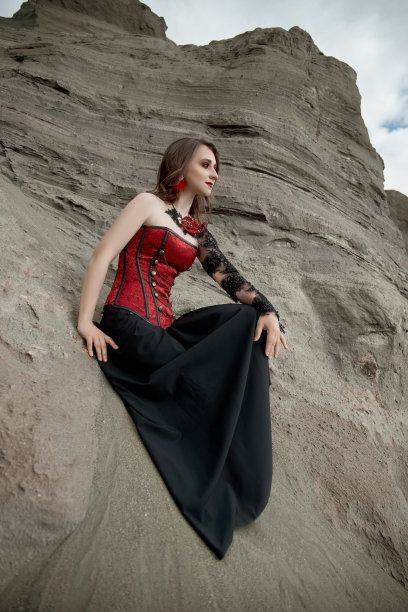 沙滩上美丽的女动漫人物。女孩身上的红色紧身衣。脸上亮红色的妆图片下载