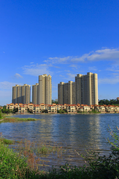 蓝天白云下的绿色生活建筑住宅区。图片下载