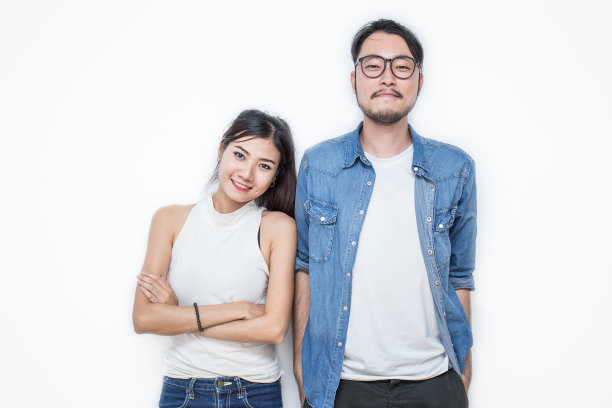 肖像快乐年轻的亚洲夫妇，肖像快乐的多种族夫妇，在一起的情人概念图片下载