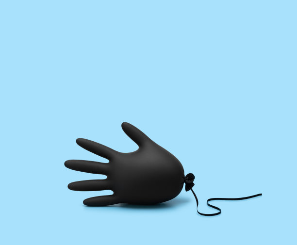 充气的黑色医用手套，蓝色背景。预防冠状病毒、新冠肺炎。最小的医疗保健的概念。图片下载