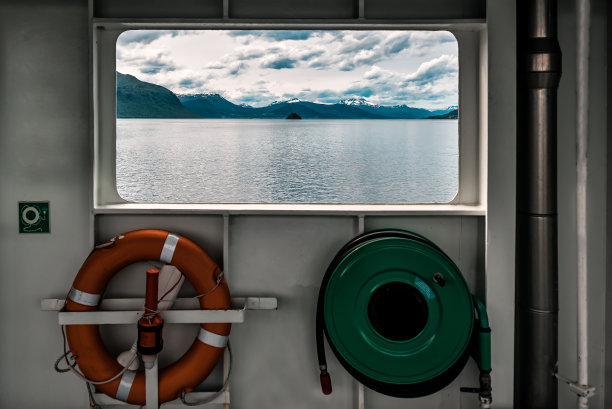 渡船上的救生圈和窗户图片下载