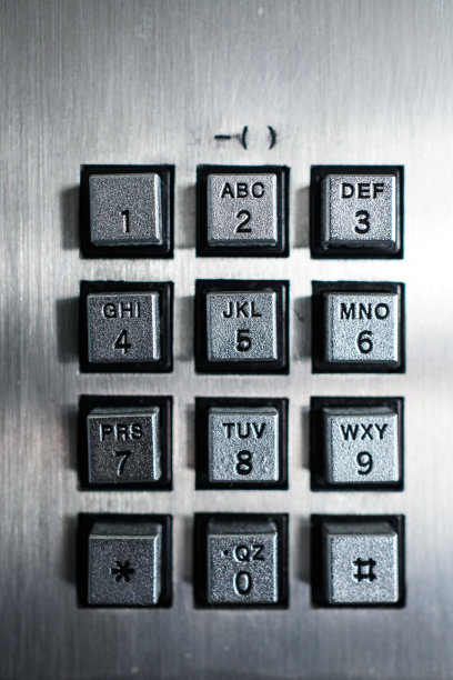 现代建筑中的公用电话。关闭手机的金属按钮。图片下载