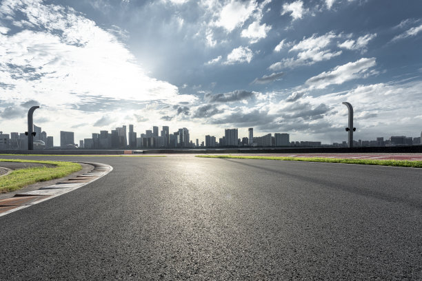 城市天际线与背光路面。图片下载
