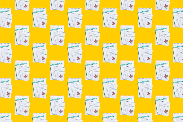 无缝模式与记事本上的黄色背景。图片下载