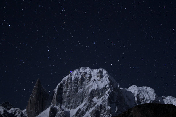 消防工程和长曝光明星摄影在城市地区图片下载