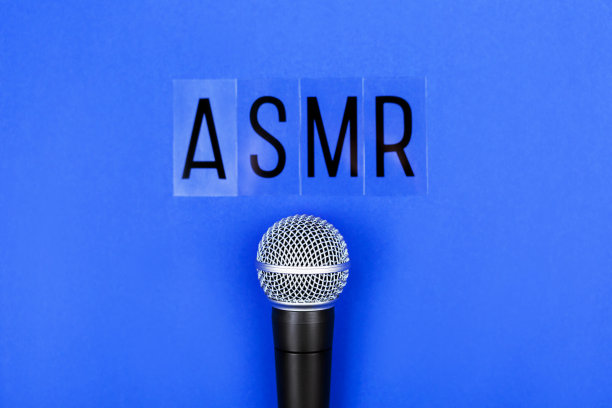 麦克风和字母ASMR蓝色背景。最小的原料油。图片下载