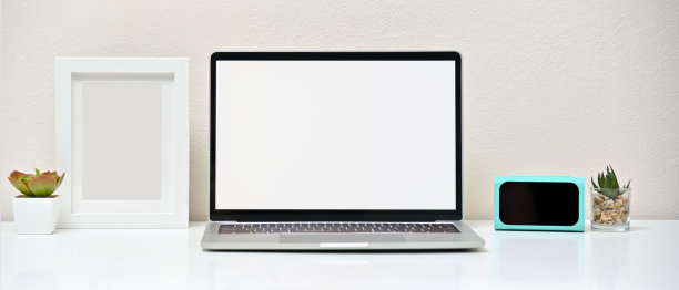 工作空间模拟与空白屏幕笔记本电脑，时钟数字，框架和仙人掌在办公室的白色背景。前视图。图片下载