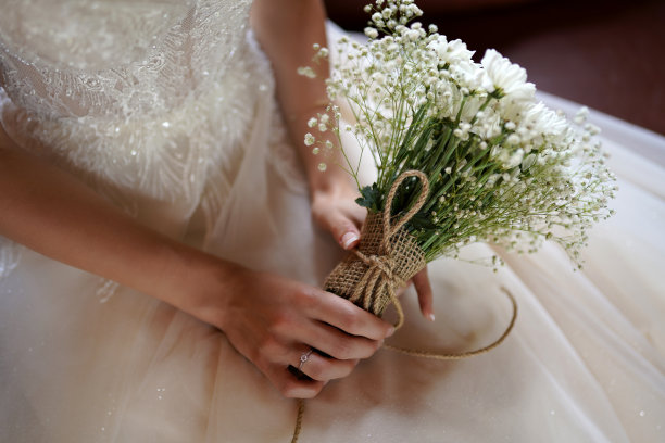 新娘手持花束的细节图片下载
