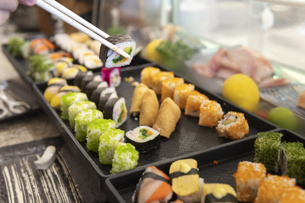 自助餐的托盘上有各式各样的寿司图片下载