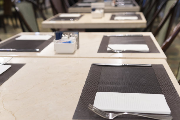 桌子和椅子在餐厅的灯光下图片下载