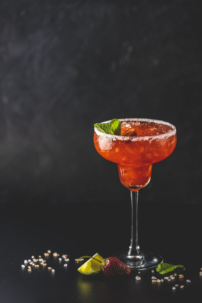 冰冻草莓青柠薄荷玛格丽塔高脚杯在黑暗的背景。高档酒精鲜饮图片下载