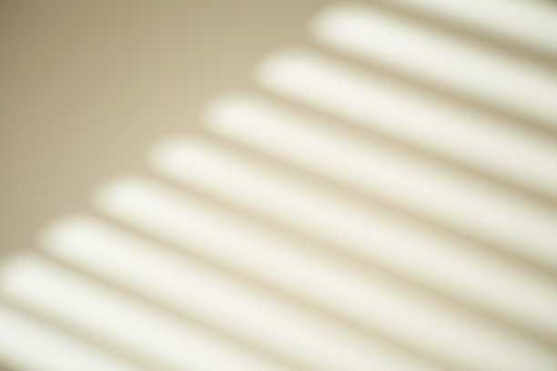 在阳光明媚的天气里，透过窗户投射在白色墙壁上的阴影。阴影叠加效果的照片。图片下载