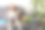 小漂亮的小学生学校女士的照片，打开skype笔记本电脑，笔记本上网，上课，看书，准备回答老师的问题，坐沙发，距离，隔离，学习，舒适的房间，在室内图片下载