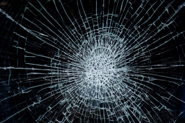 黑色背景上的碎玻璃，破碎的窗户。图片下载