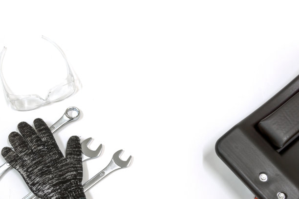 侧圈扳手和汽车维修板上白色背景，汽车维修。图片下载