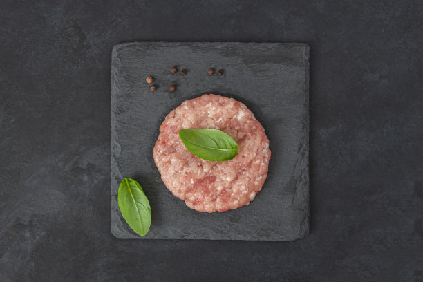 生的新鲜牛肉汉堡或辣椒肉片图片下载