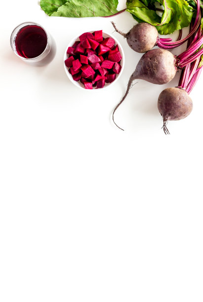 切片甜菜和果汁在白色桌子上方查看拷贝空间图片下载