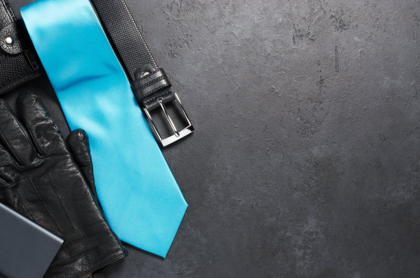 黑色混凝土背景上的男士配饰和服装。现代成功人士形象的概念。本空间图片下载