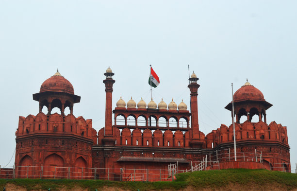 印度三色旗高高飘扬在印度德里古老的红堡上图片下载
