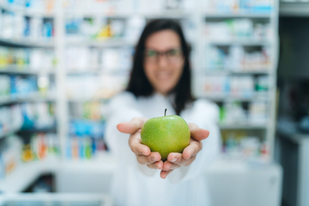 药剂师拿着青苹果图片下载