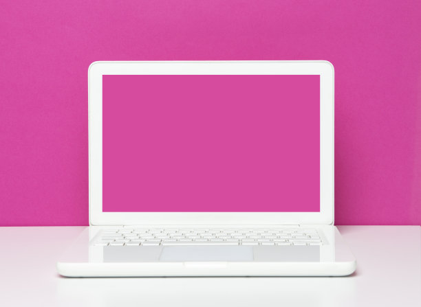 办公桌上的粉色屏幕笔记本电脑图片下载