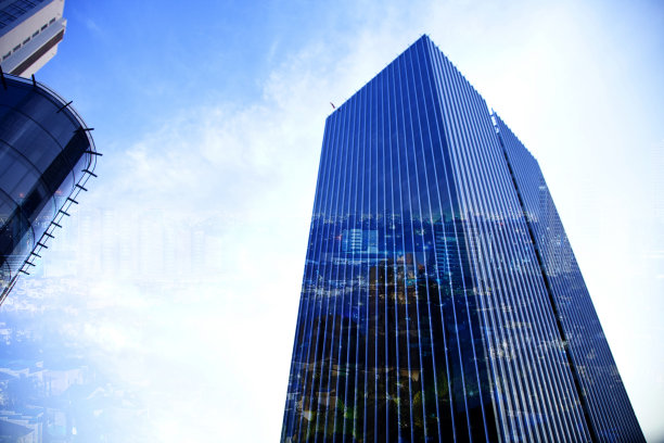 在瓜达拉哈拉，哈利斯科，墨西哥的几个高层建筑，与夜间城市的双重图像。图片下载