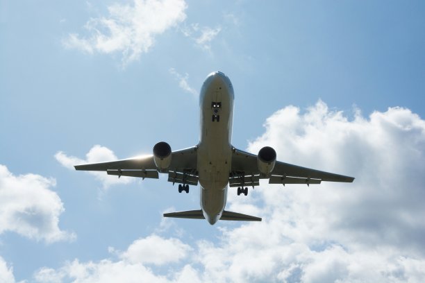 喷气式飞机准备降落图片下载