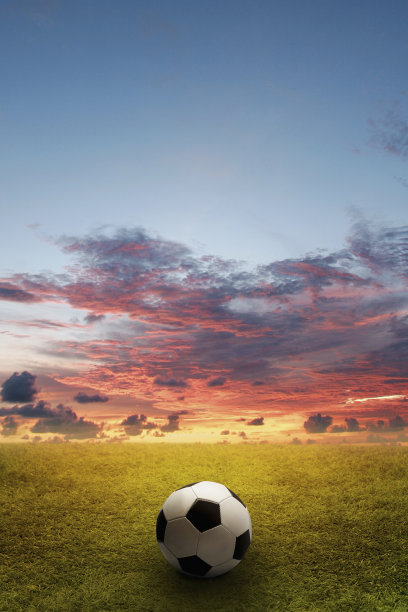 球场上的足球图片下载