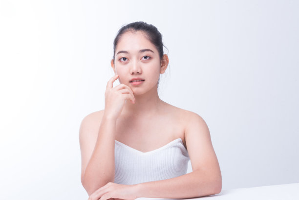 美丽的女性，年轻的女性与化妆概念在白色的背景。图片下载