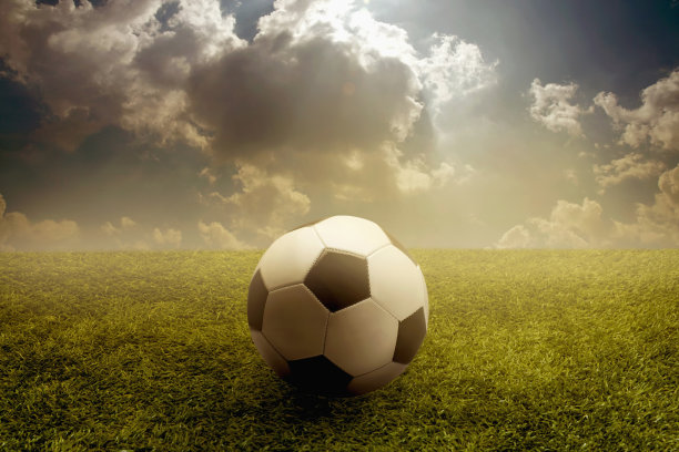 球场上的足球图片下载