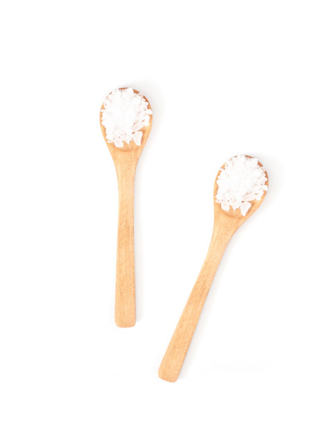 木勺上的海盐孤立在白色背景上图片下载