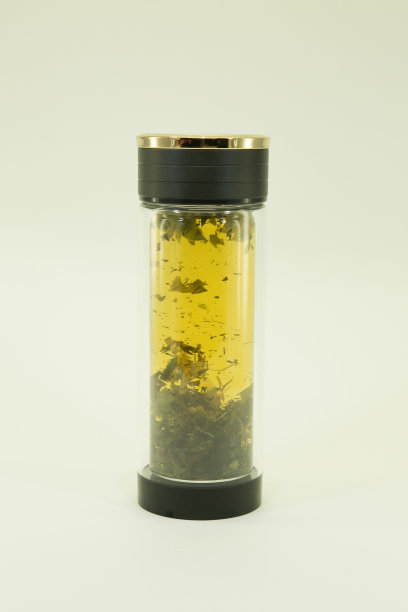 乌克兰的花草茶。凉茶是在双层玻璃热碟中冲泡的。孤立于白底白碗中图片下载